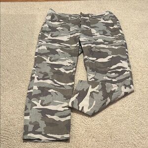 J. Crew women’s Camouflage Cargo Pants size 31